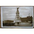 1924 postcard The Queen Victoria Memorial, London