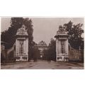 E881 LONDON -HAMPTON COURT PALACE - LION GATES