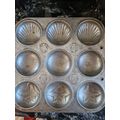 Vintage 1950's Bun Tin